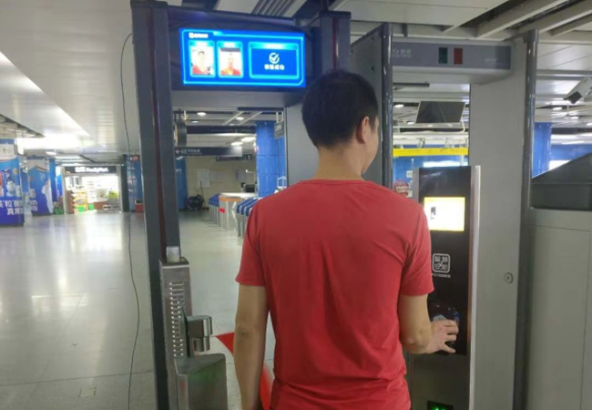 廣州地鐵試用安檢新技術(shù)，過安檢刷臉！